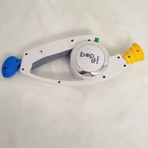 Bop It Pull Twist Shout Electronic Handheld Game TESTED and Works Great - Picture 2 of 9